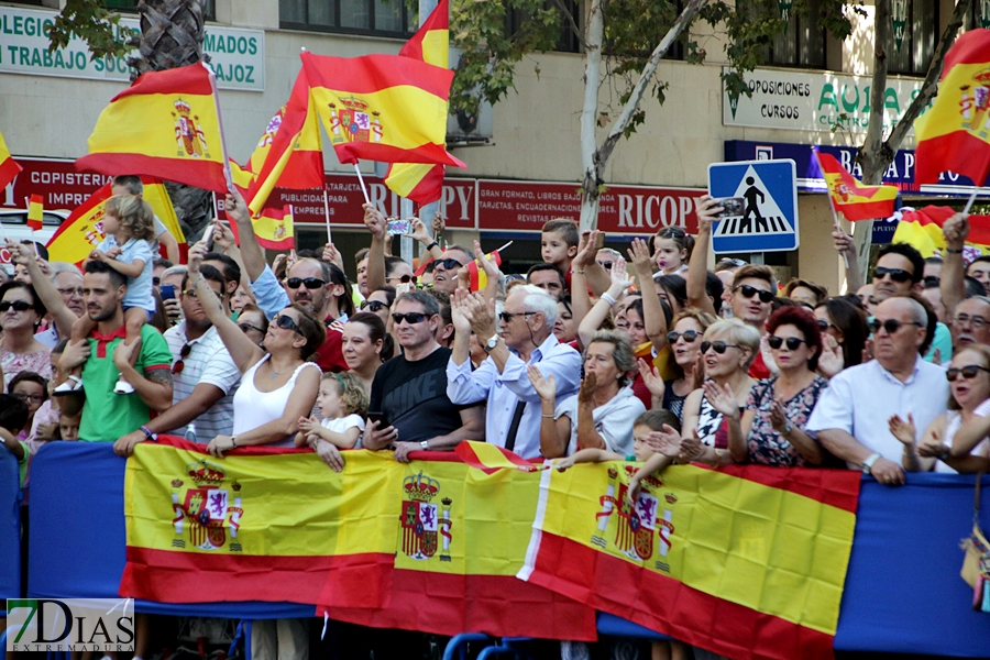 Multitud de pacenses celebran el día de la Fiesta Nacional en Badajoz