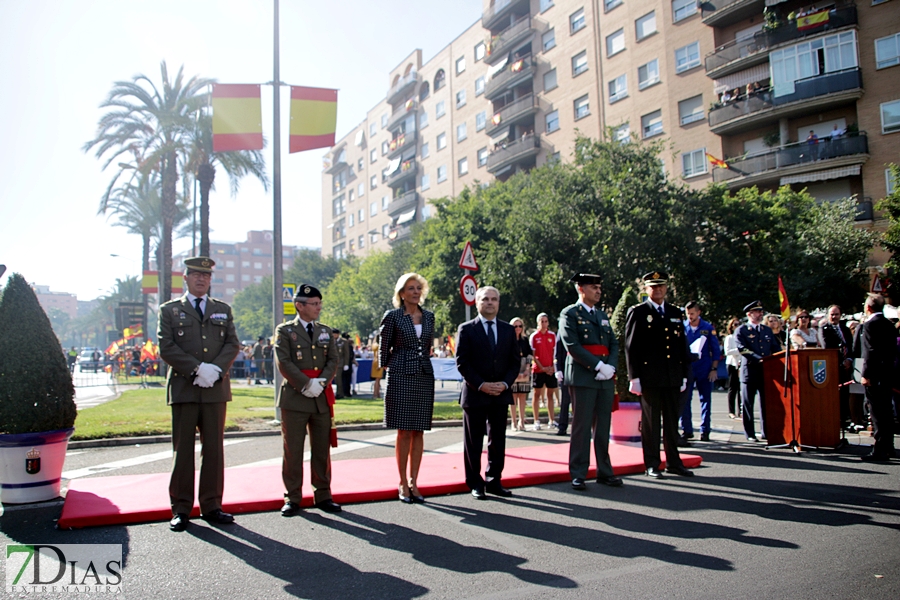 Multitud de pacenses celebran el día de la Fiesta Nacional en Badajoz