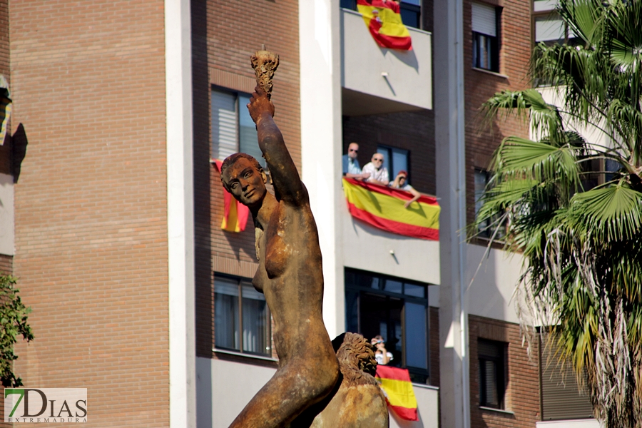 Multitud de pacenses celebran el día de la Fiesta Nacional en Badajoz