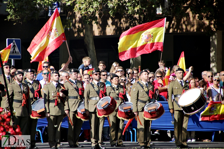Multitud de pacenses celebran el día de la Fiesta Nacional en Badajoz