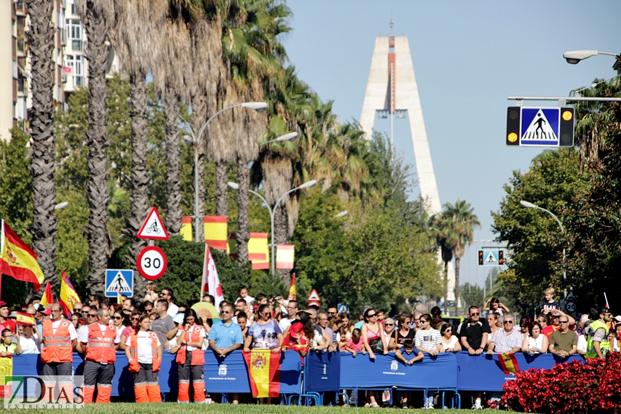 Multitud de pacenses celebran el día de la Fiesta Nacional en Badajoz