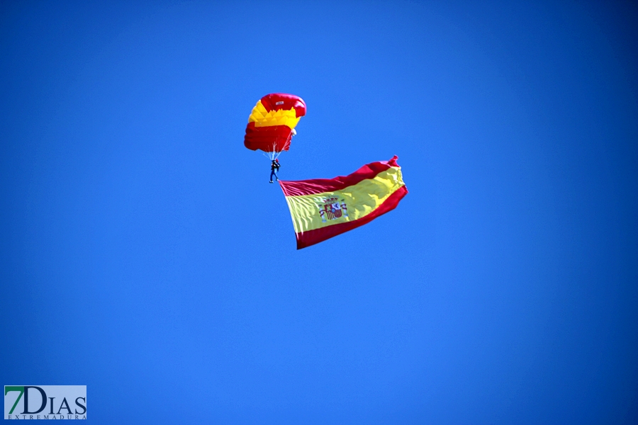 Multitud de pacenses celebran el día de la Fiesta Nacional en Badajoz