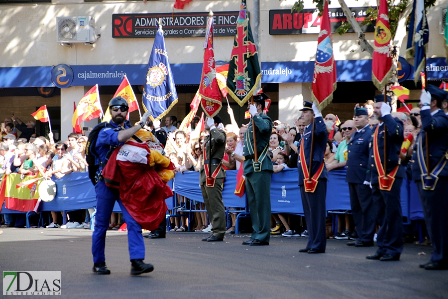 Multitud de pacenses celebran el día de la Fiesta Nacional en Badajoz