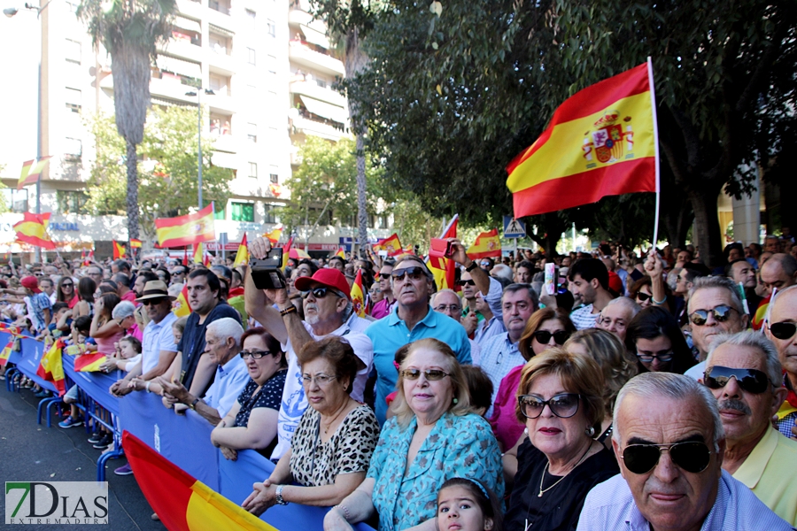 Multitud de pacenses celebran el día de la Fiesta Nacional en Badajoz