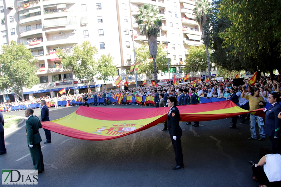 Multitud de pacenses celebran el día de la Fiesta Nacional en Badajoz