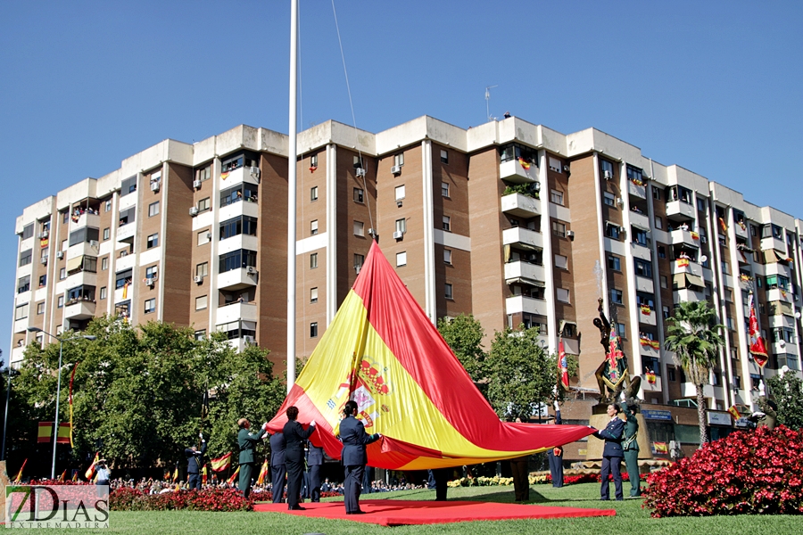 Multitud de pacenses celebran el día de la Fiesta Nacional en Badajoz