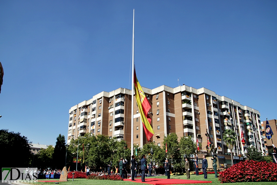 Multitud de pacenses celebran el día de la Fiesta Nacional en Badajoz