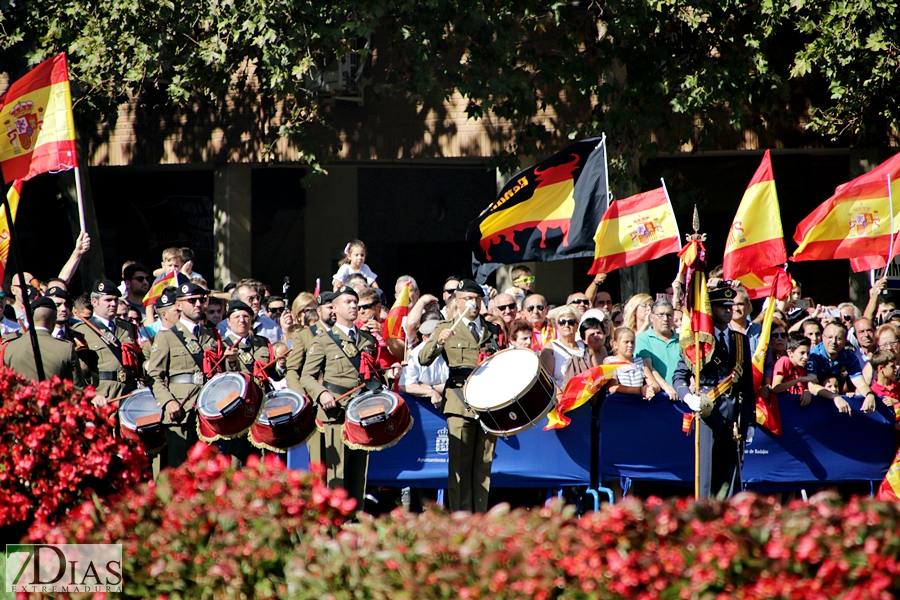 Multitud de pacenses celebran el día de la Fiesta Nacional en Badajoz