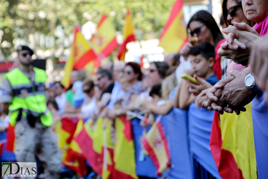 Multitud de pacenses celebran el día de la Fiesta Nacional en Badajoz