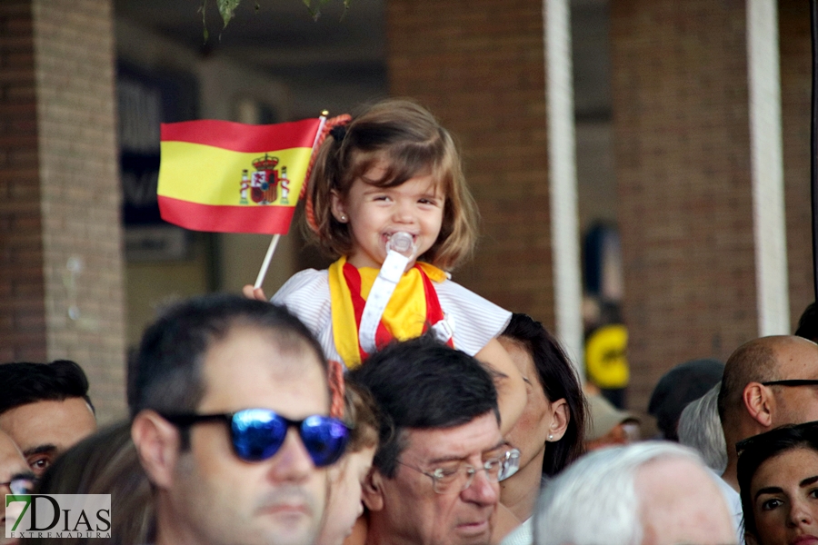 Multitud de pacenses celebran el día de la Fiesta Nacional en Badajoz
