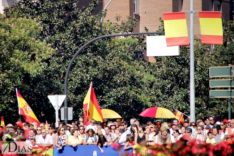 Multitud de pacenses celebran el día de la Fiesta Nacional en Badajoz