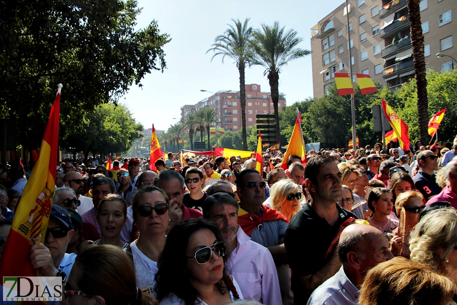 Multitud de pacenses celebran el día de la Fiesta Nacional en Badajoz