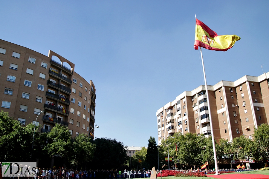 Multitud de pacenses celebran el día de la Fiesta Nacional en Badajoz