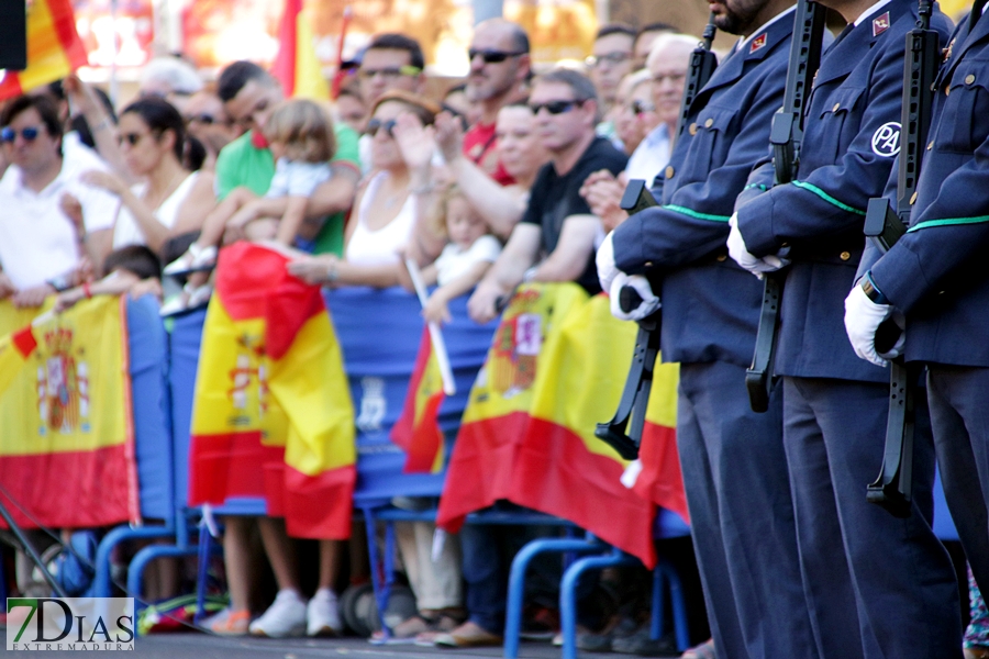 Multitud de pacenses celebran el día de la Fiesta Nacional en Badajoz