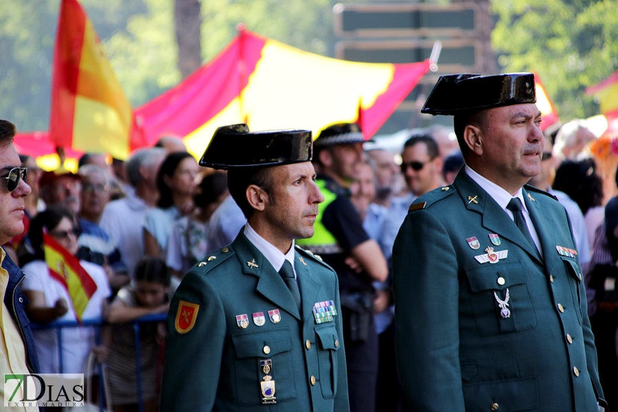 Multitud de pacenses celebran el día de la Fiesta Nacional en Badajoz