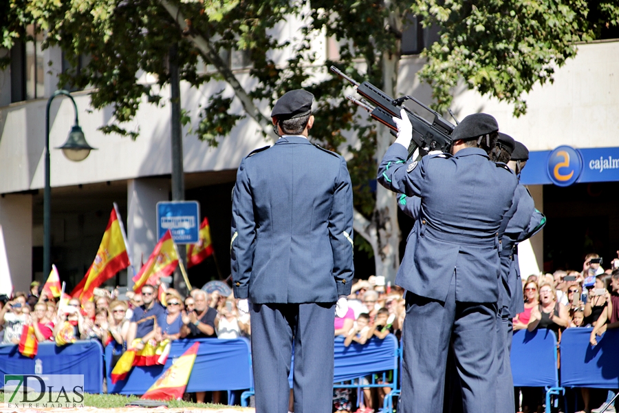 Multitud de pacenses celebran el día de la Fiesta Nacional en Badajoz