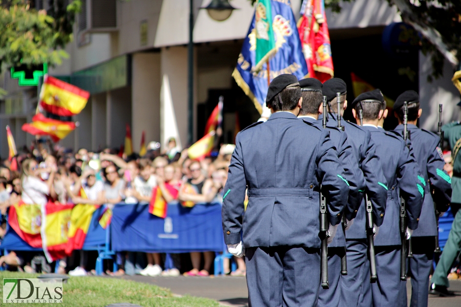 Multitud de pacenses celebran el día de la Fiesta Nacional en Badajoz