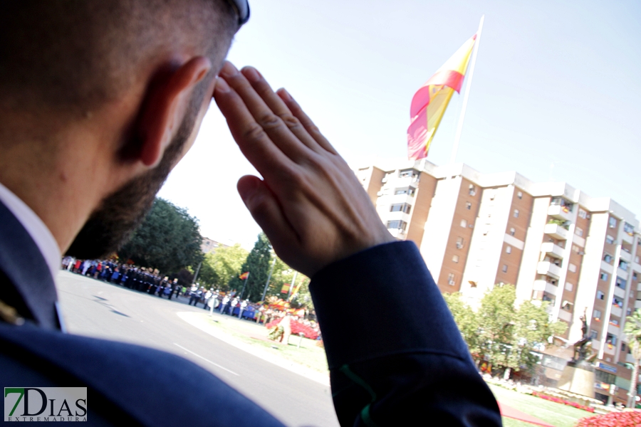 Multitud de pacenses celebran el día de la Fiesta Nacional en Badajoz
