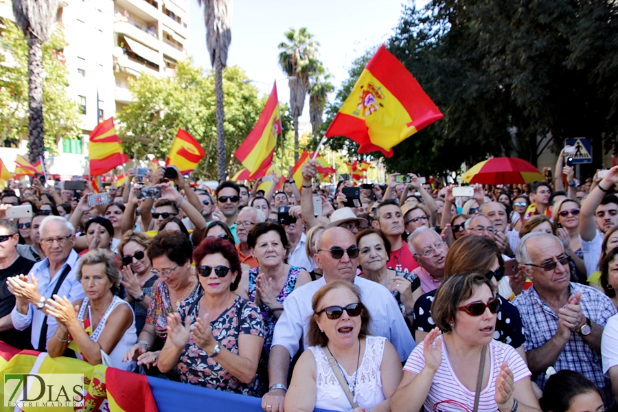 Multitud de pacenses celebran el día de la Fiesta Nacional en Badajoz