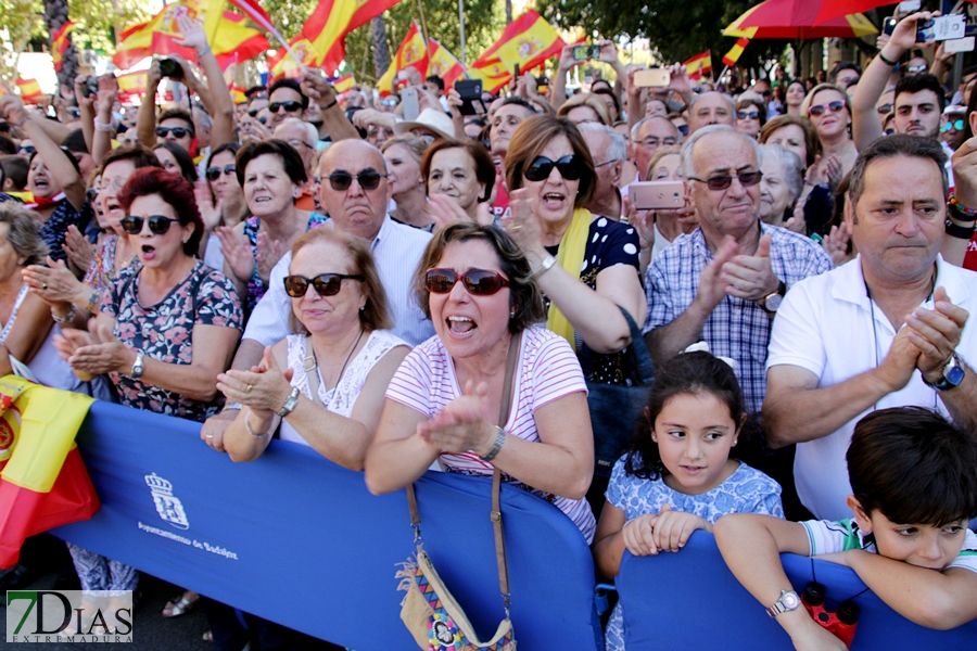 Multitud de pacenses celebran el día de la Fiesta Nacional en Badajoz