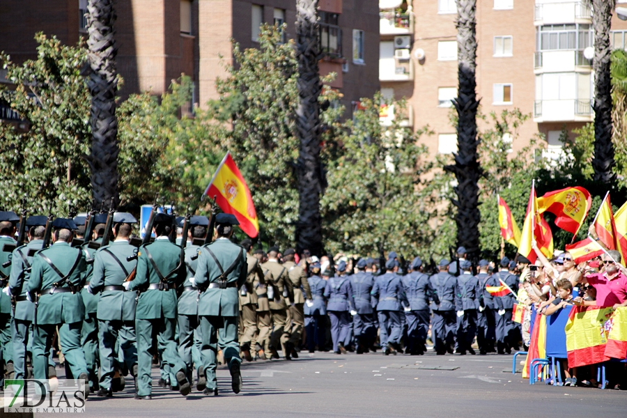 Multitud de pacenses celebran el día de la Fiesta Nacional en Badajoz