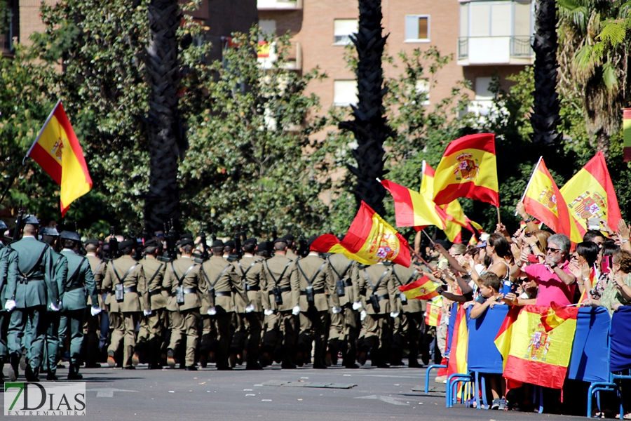 Multitud de pacenses celebran el día de la Fiesta Nacional en Badajoz