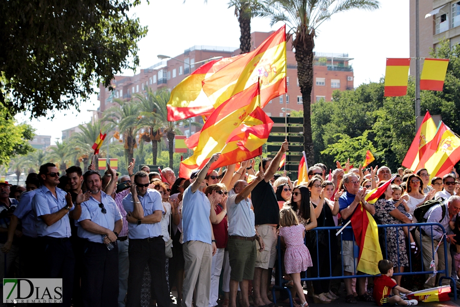Multitud de pacenses celebran el día de la Fiesta Nacional en Badajoz
