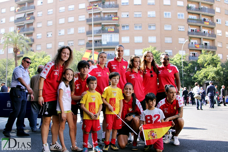 Multitud de pacenses celebran el día de la Fiesta Nacional en Badajoz