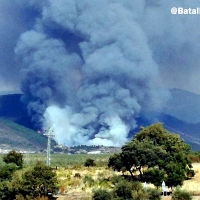 Medios aéreos y terrestres trabajan en un incendio en Sierra de Gata
