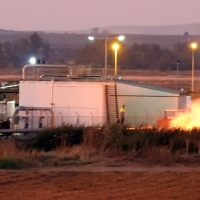 Rápida actuación de los bomberos en un incendio cercano a una fábrica