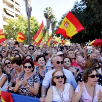Multitud de pacenses celebran el día de la Fiesta Nacional en Badajoz