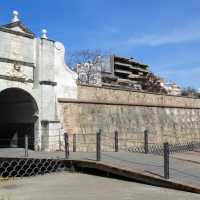 Denunciada una joven por causar daños en el monumento de Puerta Pilar