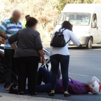 Accidente de tráfico en una de las rotondas del Puente de la Autonomía