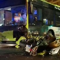 Grave accidente entre un autobús urbano y una moto en Badajoz