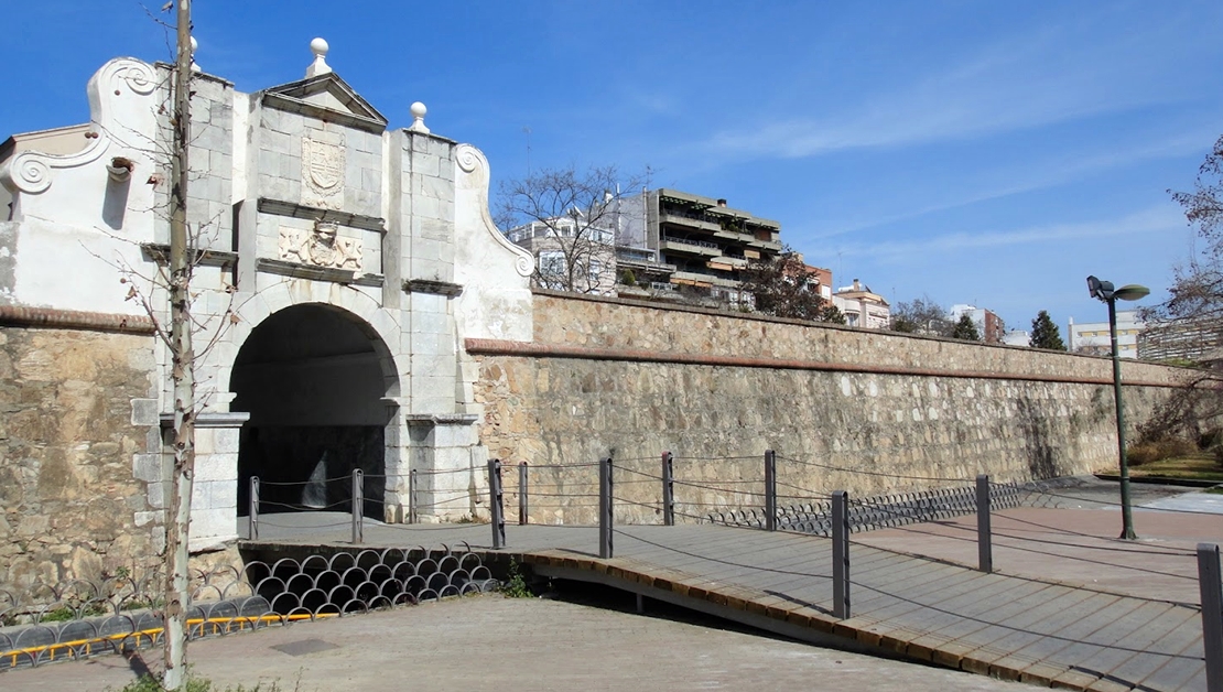 Denunciada una joven por causar daños en el Monumento de Puerta Pilar