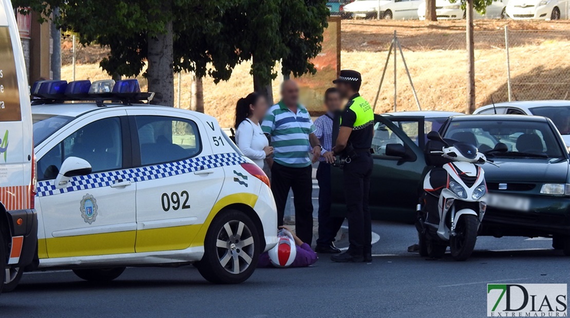 Accidente de tráfico en una de las rotondas del Puente de la Autonomía