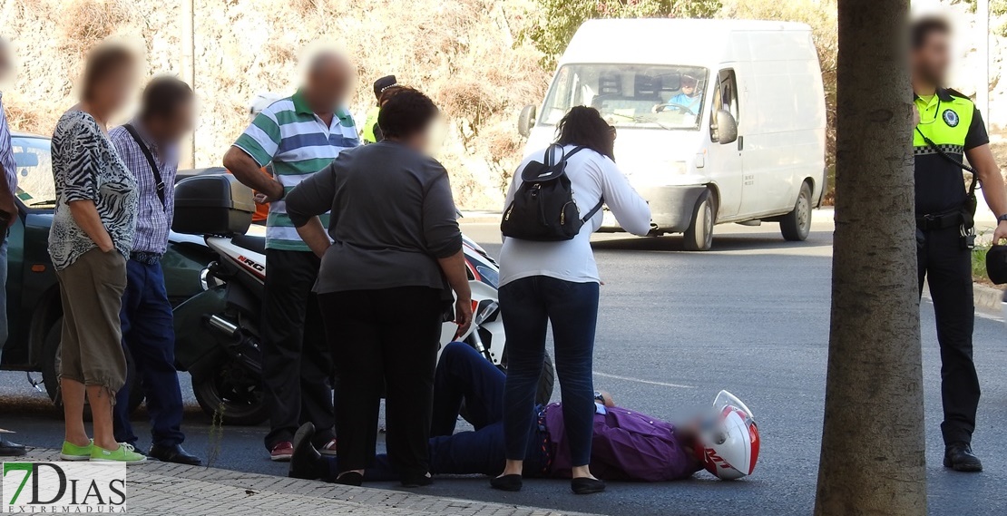 Accidente de tráfico en una de las rotondas del Puente de la Autonomía