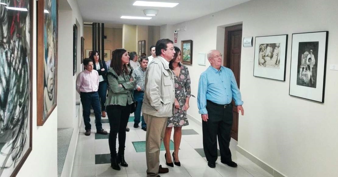 Vara visita la exposición donada por Francisco Conde en Cabeza del Buey