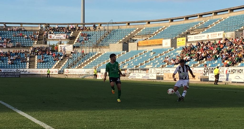 El Badajoz amarra un punto in extremis