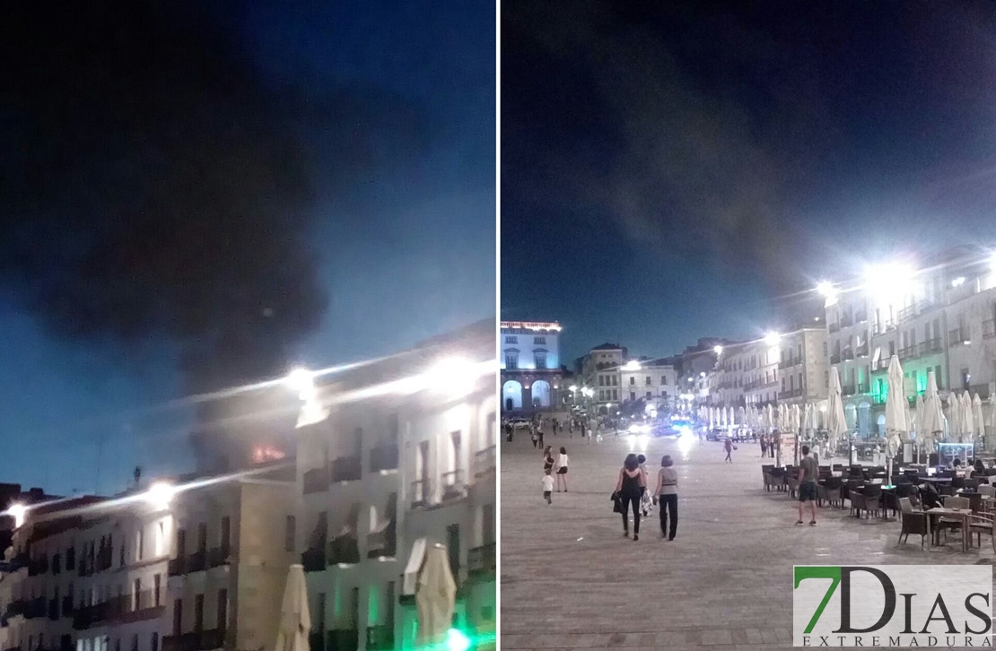 Un incendio sorprende a los viandantes de la Plaza Mayor de Cáceres