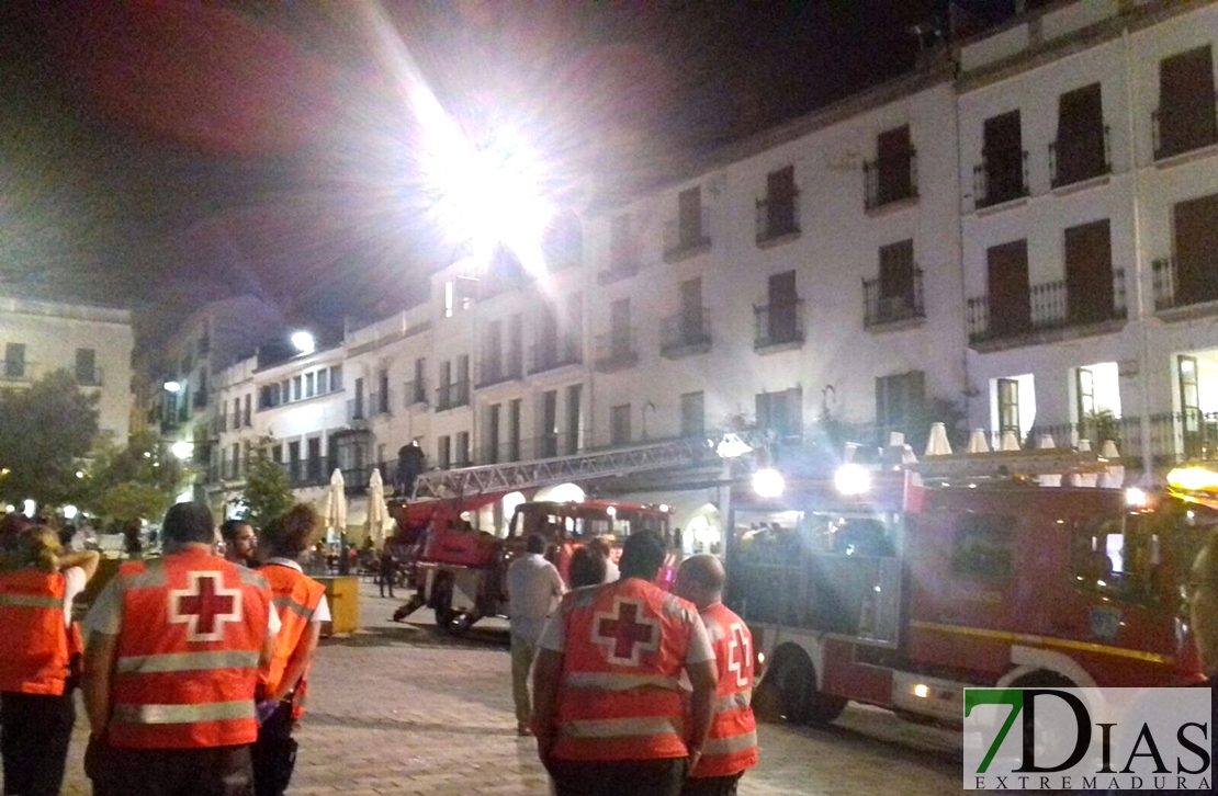 Un incendio sorprende a los viandantes de la Plaza Mayor de Cáceres