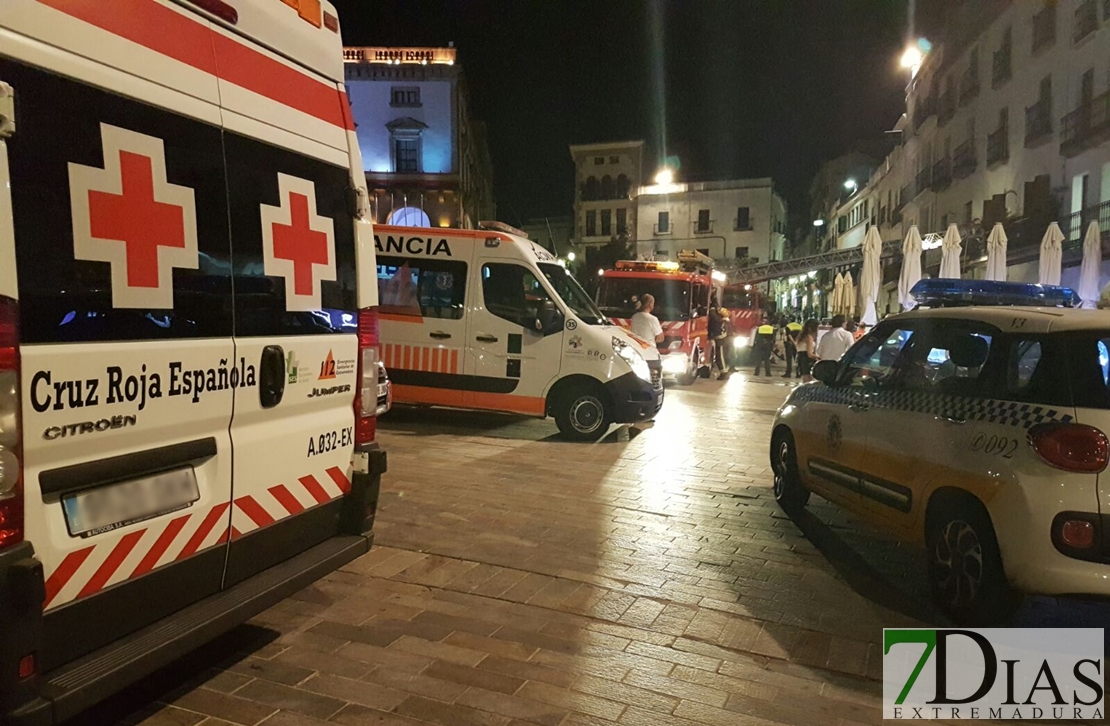 Un incendio sorprende a los viandantes de la Plaza Mayor de Cáceres