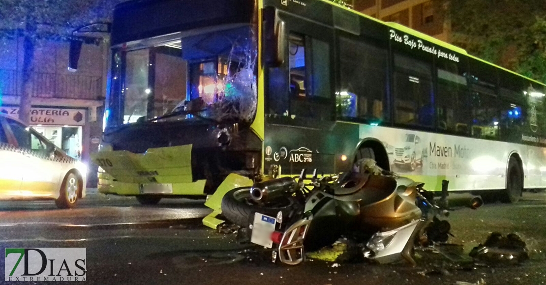 Grave accidente entre un autobús urbano y una moto en Badajoz