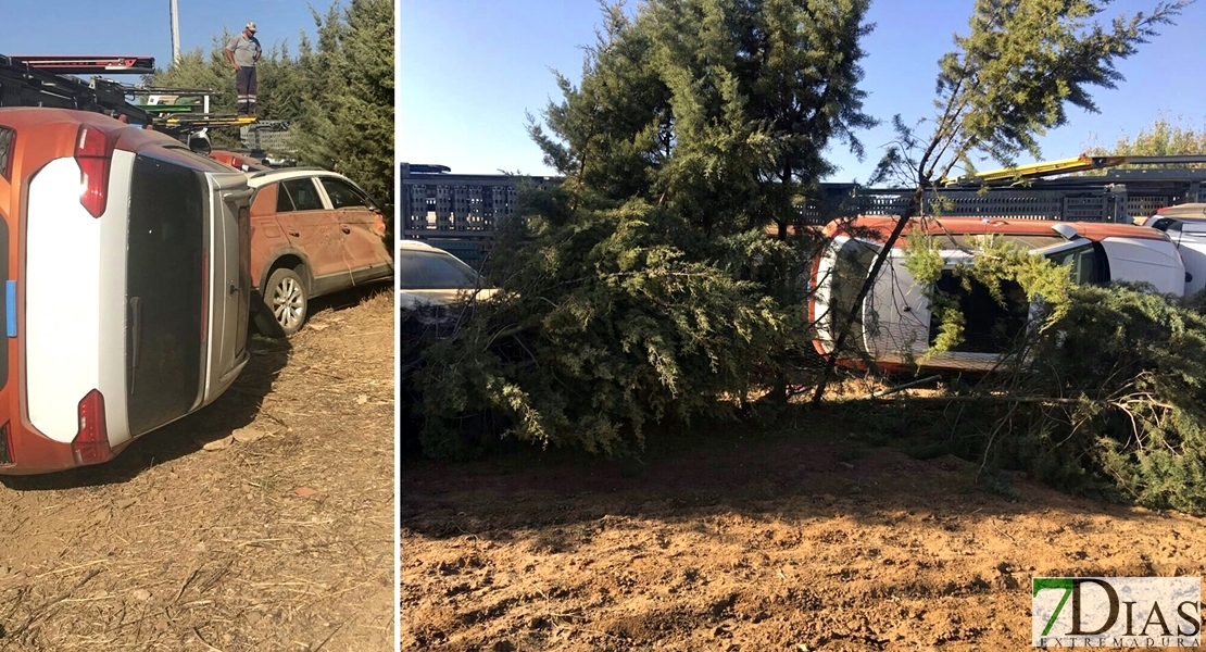 Se accidenta un tráiler con 10 vehículos en la EX100 Badajoz - Cáceres