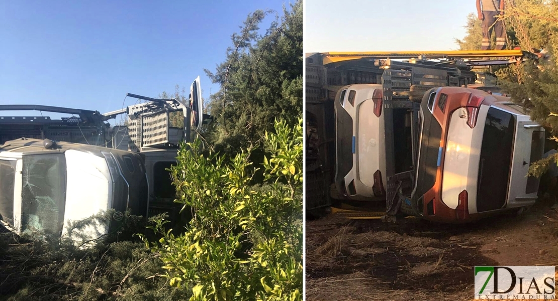 Se accidenta un tráiler con 10 vehículos en la EX100 Badajoz - Cáceres