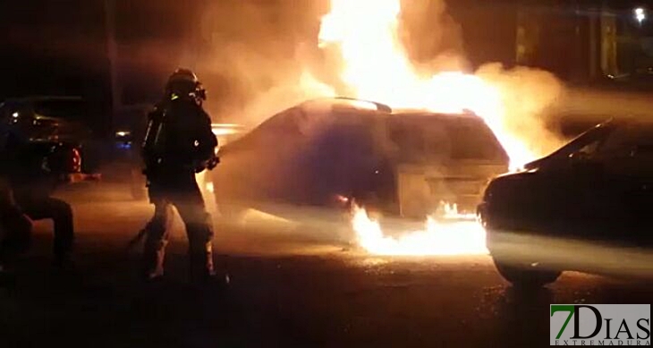 Arde otro vehículo durante la madrugada en Badajoz