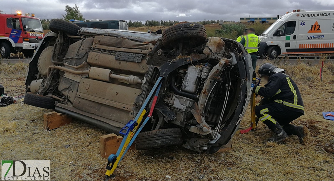 Queda atrapada tras accidentarse en Tierra de Barros