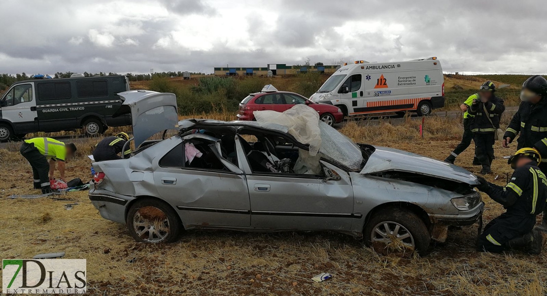 Queda atrapada tras accidentarse en Tierra de Barros