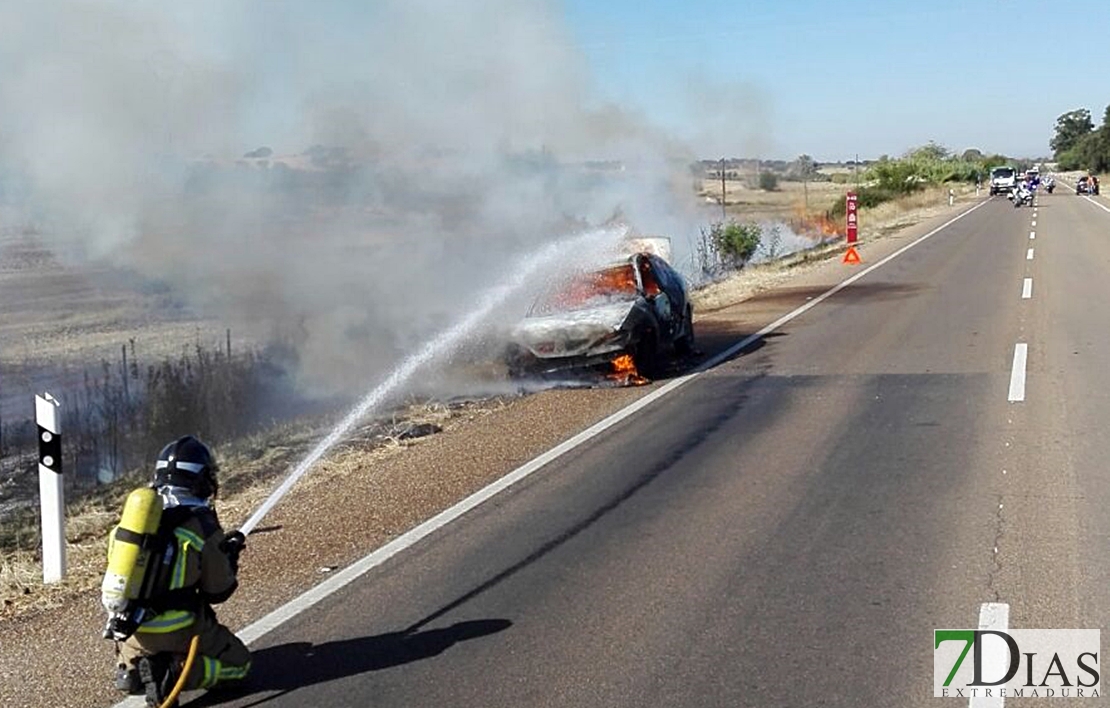 Incendio de un turismo en la N-432