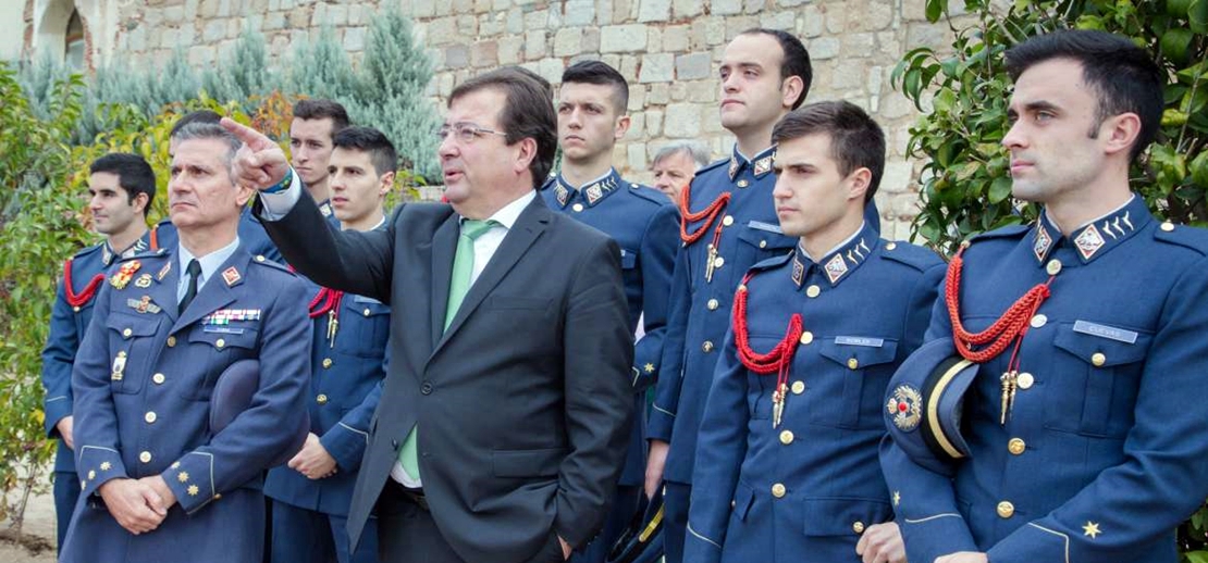 Vara recibe a los nuevos alumnos de la base aérea de Talavera la Real